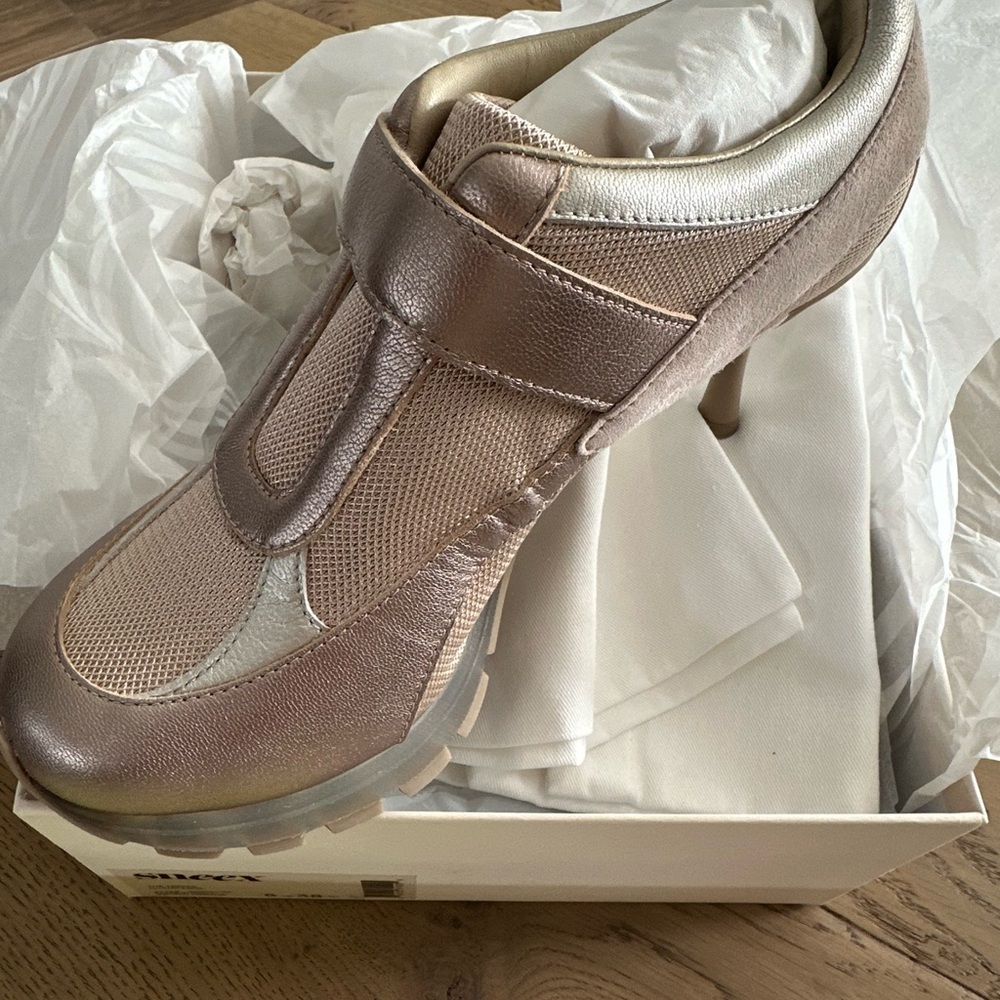 Sneex brand new in box